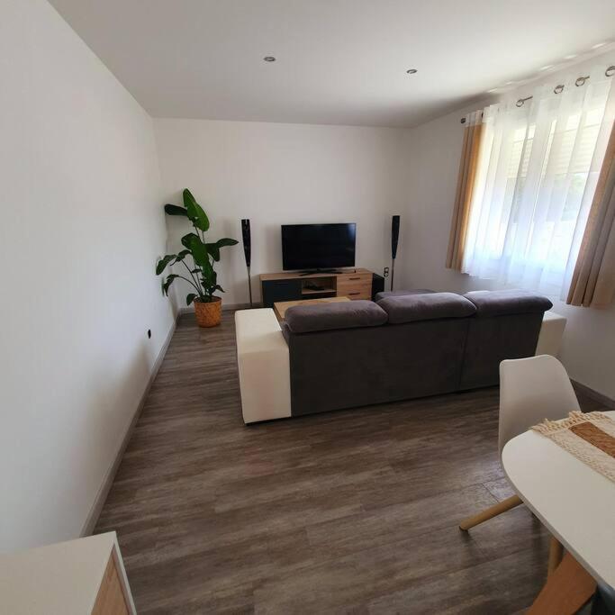 Joli Haut De Villa 3 Chambres Climatise Avec Jacuzzi Мариньян Экстерьер фото