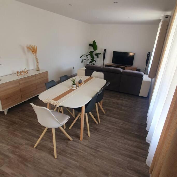 Joli Haut De Villa 3 Chambres Climatise Avec Jacuzzi Мариньян Экстерьер фото