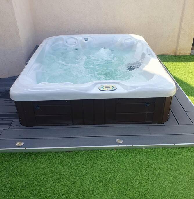 Joli Haut De Villa 3 Chambres Climatise Avec Jacuzzi Мариньян Экстерьер фото